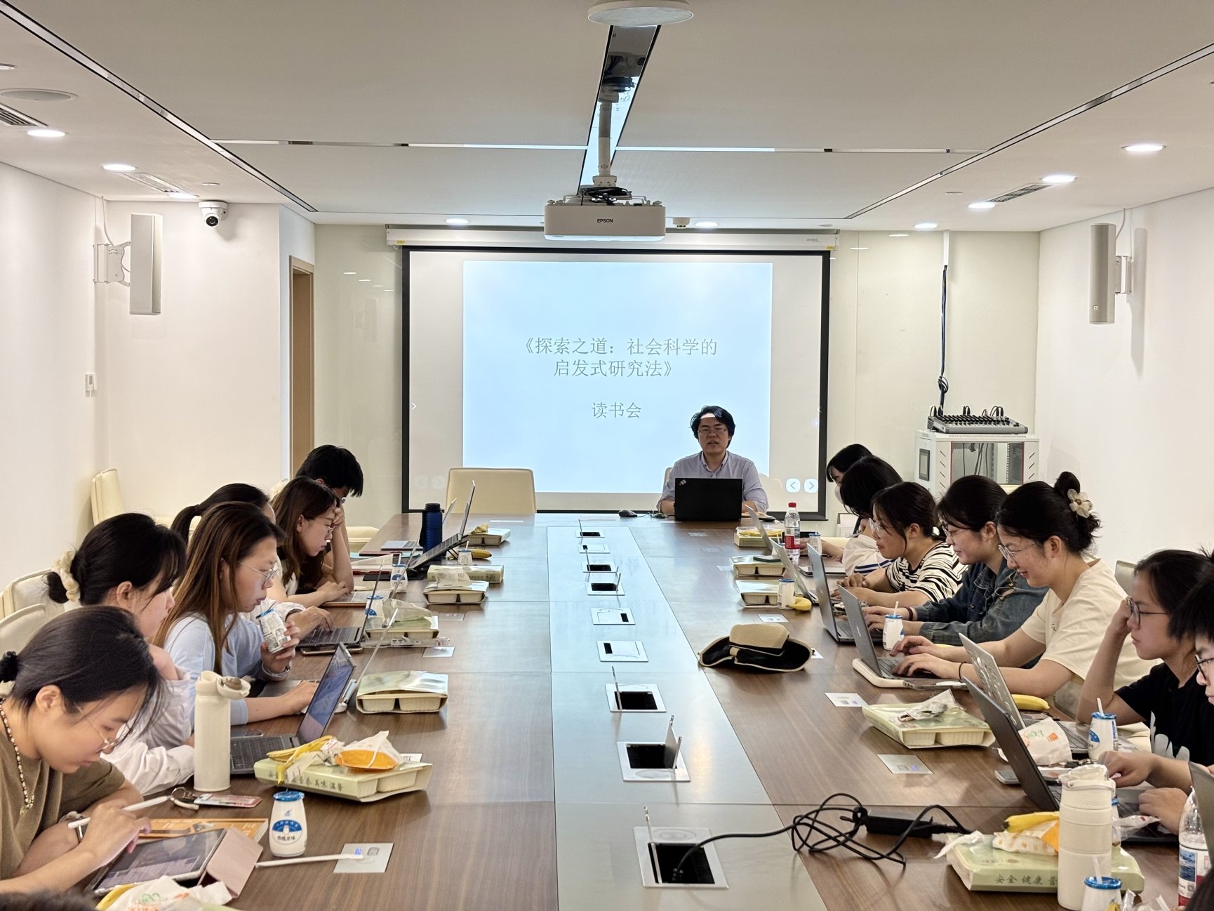 一群人在餐厅里吃东西

AI 生成的内容可能不正确。