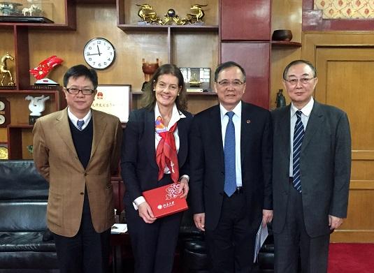 林建华校长、李岩松副校长、Ngaire Woods 教授、王浦劬教授合影.jpg 林建华校长、李岩松副校长、Ngaire Woods 教授、王浦劬教授合影.jpg