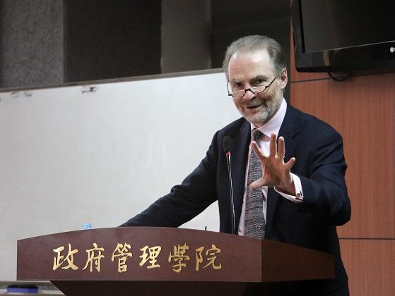 演讲.jpg 演讲.jpg